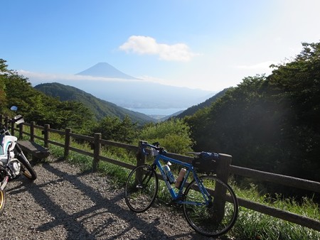 御坂峠 茶屋の前