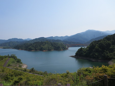 鳥居原ふれあいの館より、虹の橋を 宮ケ瀬湖