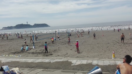 試合中。江ノ島バックに。