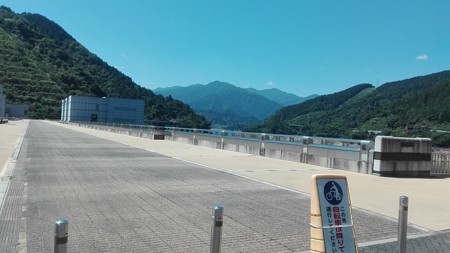 宮ケ瀬ダムの上。だれもいない。