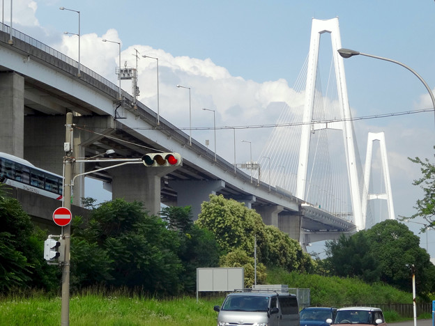 金城ふ頭から見上げた名港トリトン「名港中央大橋」 - 2