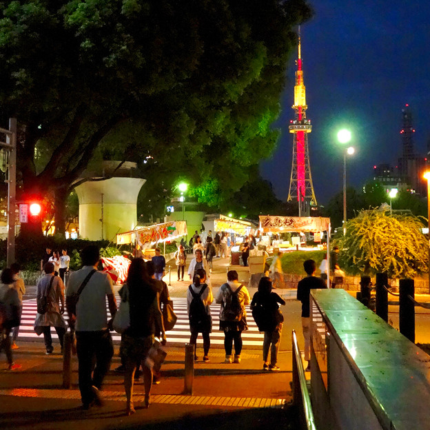 夜の屋台とそれを見下ろすように聳え立つ、名古屋テレビ塔 - 5