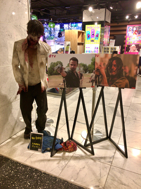 ドコモ・スマートフォン・ラウンジ名古屋の「dTV VR体験ラウンジ」 - 1：記念撮影用（？）のゾンビ
