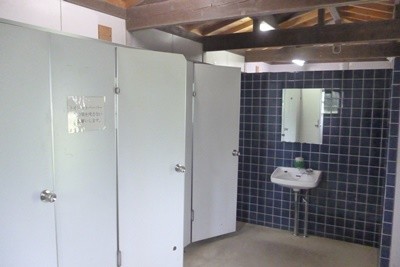 2014091111-041CenterLeftToilet