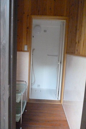 2014091111-043CenterLeftShower