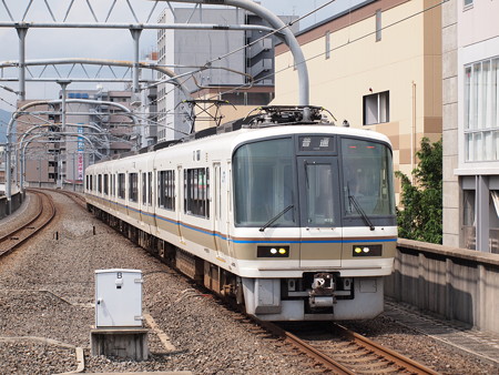 221系普通 山陰本線二条駅