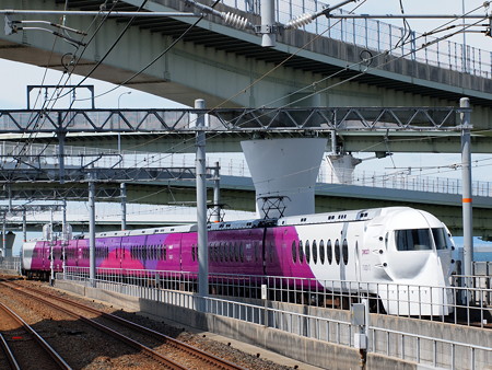 南海50000系ラピート Peachバージョン 南海空港線りんくうタウン駅