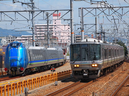 223系新快速とキハ285系山陽本線鷹取駅01