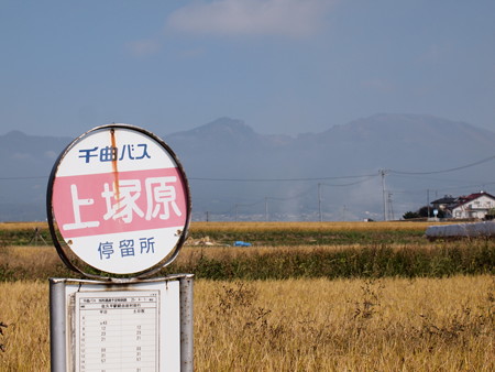 バス停から浅間山がうっすら見えます