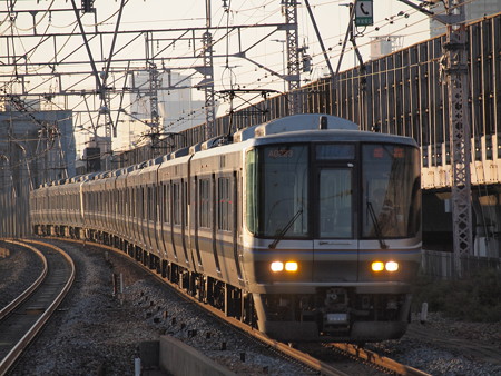 223系新快速 東海道本線塚本駅01