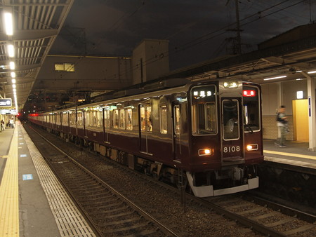 阪急8000系特急 阪急神戸線十三駅02