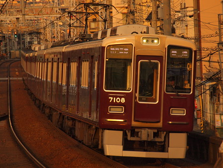 阪急7000系特急 阪急神戸線王子公園駅