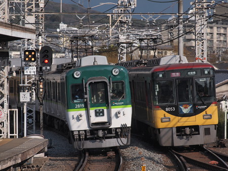 京阪8000系特急と京阪2600系普通 京阪本線中書島駅
