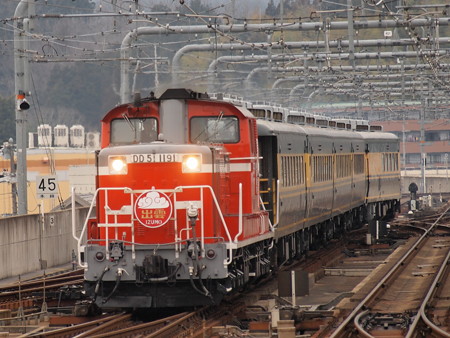 DD51 サロンカーなにわ 山陰本線福知山駅01