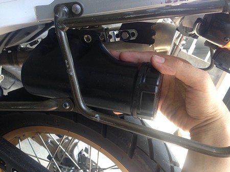 ベツのバイクの工具入れを取り付け