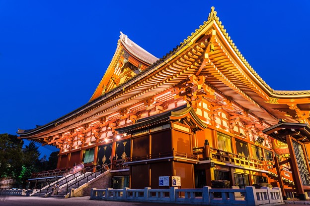 日没直後の浅草寺本堂