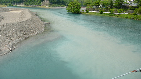 白く濁った湖