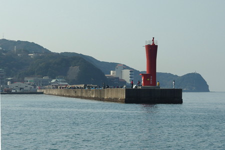 汽船から眺める加太港の堤防