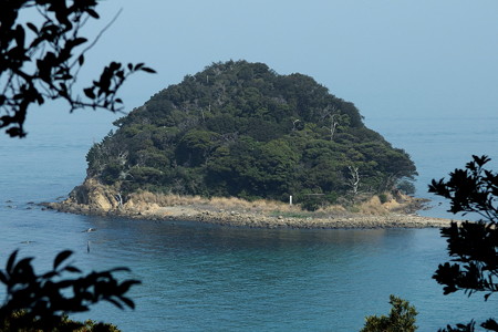 沖ノ島から眺める神島