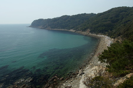 沖ノ島北東部から眺める蒲浦海岸