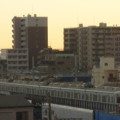 早朝の住宅地を…