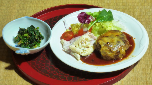 ご近所さんからの頂き物…手作りチーズハンバーグと春菊の胡麻和え