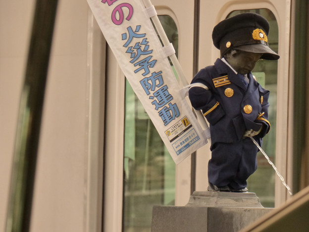 「消防官の制服姿」の小便小僧