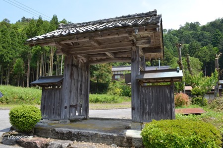 長浜 大聖寺不動堂への路傍の門 遠くに寺院が見えた DSC_0038