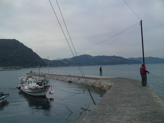 周防大島和田波止場なう 風 波をが少し強くなってきた 小雨が降っ 写真共有サイト フォト蔵