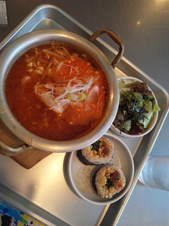 今日のランチは、辛ラーメン...