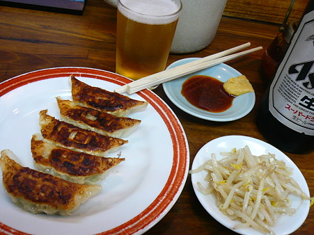 亀戸餃子 両国店 ぎょうざ(1皿5ヶ) 250円とビール 大瓶(アサヒスーパードライ) 550円