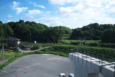 忽然と現れた駅の裏側
