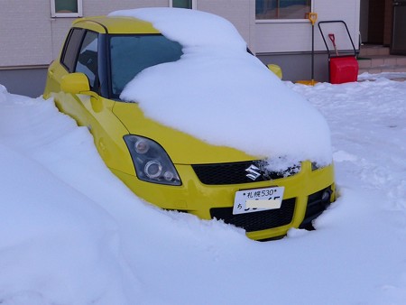埋もれた車