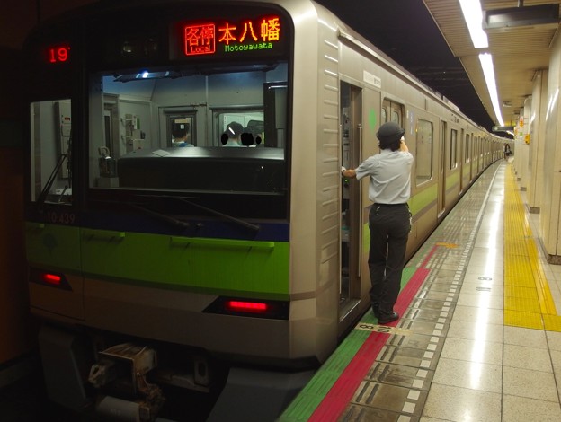 都営新宿線新宿三丁目駅2番線 都営10-430F各停本八幡行き側面よし