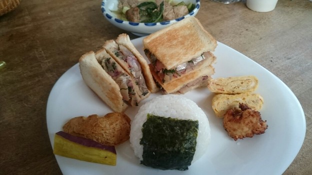 Photos: #OnigiriAction 鮭のおにぎりと、アジマリネサンド。お、い、し～い！！しあわせ～(*´∇｀*)