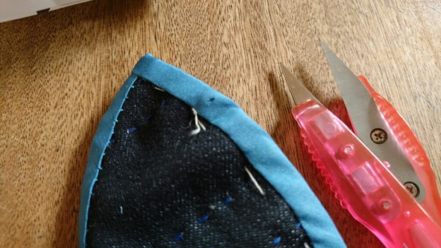 Photos: オーマイガー！！しつけ糸を切ろうとしてバイアステープを切ってしまった…(T_T)(T_T)(T_T)…アキにアドバイスされた。ここに刺繍する。ありがとア