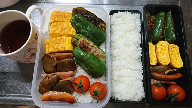 Photos: おはよう。ピーマンに肉なんか詰めちゃったよ。食べるときに脱げそう。黒あわび茸をお奨めのバター炒めにしたけど、味見、ビミョー…。も一度