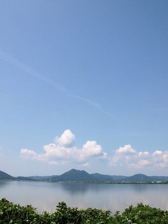 児島湖に映る真夏の常山
