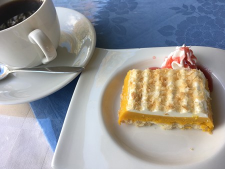 ちょっとデザートも(かぼちゃケーキ)