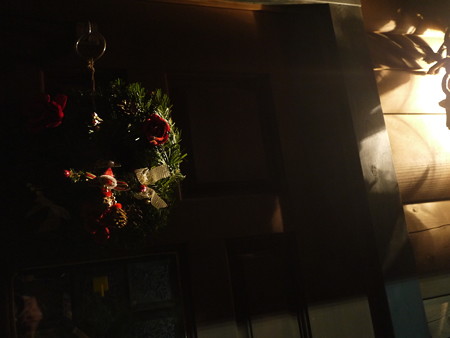 夜の玄関のクリスマスリース撮影、、難しい