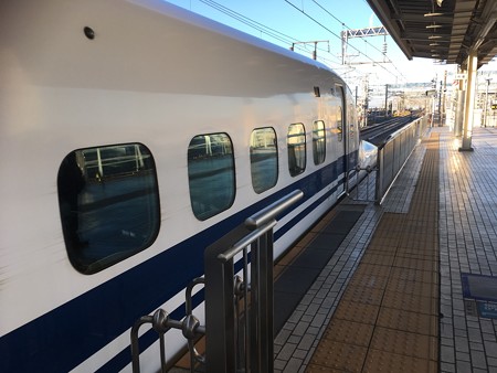あ、ぼーっとしてて、自分が乗る列車の頭を撮影せず通りすぎてしもーた!