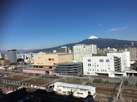 とあるマンションからの最高のロケーション!(うっわー!ここだったら電車がいっぱい見れそー!)