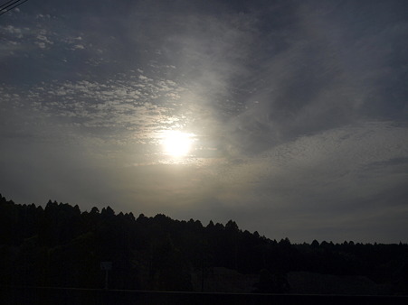 西に沈む夕陽