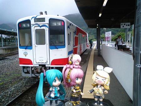 釜石駅に到着です。 ルカ:「やっと朝ごはんですね」 リン:「もぉぉ...