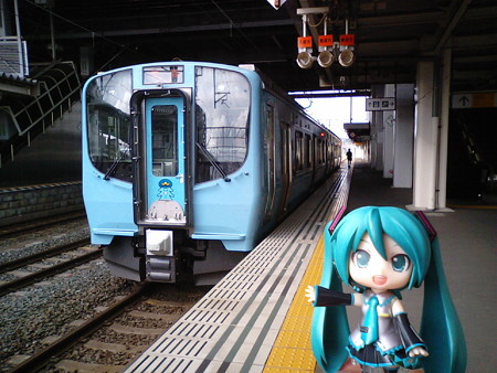ミク:「青色のみっくみく電車でまいりまぁーす♪」 ■八戸 7:38 → ...
