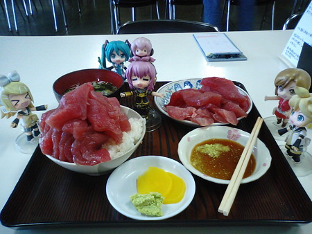 取り皿を使用してマグロタワーを発掘。やっとご飯が見えてきたwww...