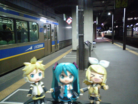 盛岡駅に到着しました。 リン:「おちかれしゃまー♪」 レン:「ちゃ...