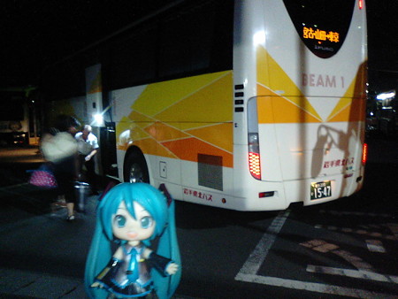ミク:「それでは、夜行バスに乗り込みます。東京到着まで、おやすみ...