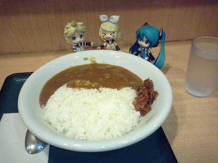 蘇我駅で朝ご飯♪ リン:「いよッww 朝っぱらからカレー大盛とわ...