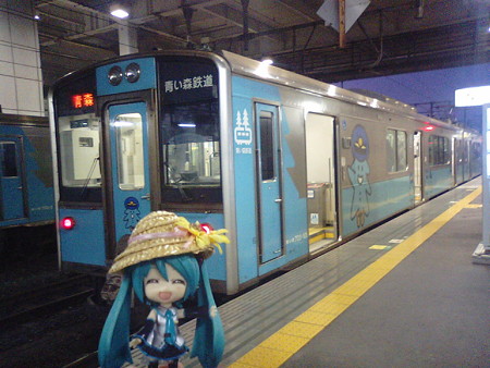 八戸駅に到着、26分の連絡で、次はいよいよ青森行きです! ミク:...